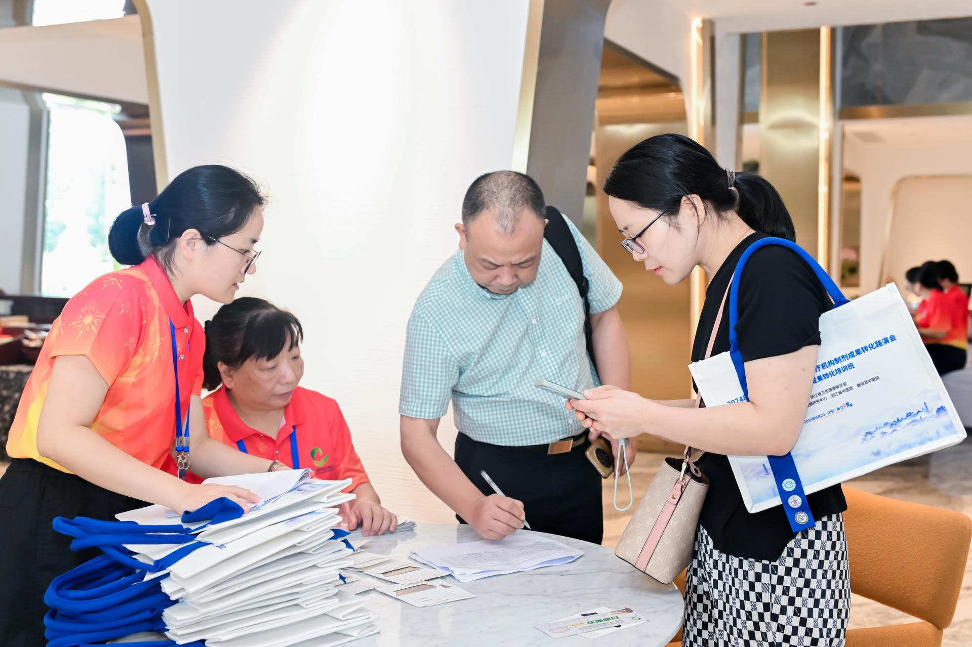 杭州会议摄影-2024年浙江省‘千方百剂’医疗机构制剂成果转化研讨会暨中药创新与成果转化培训班【图片直播】-现场照片-8